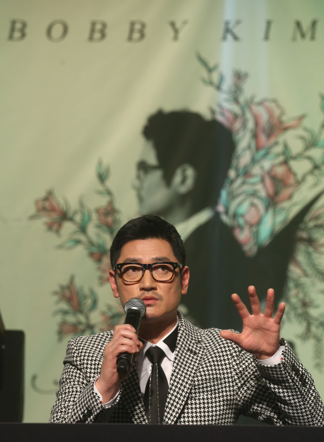 Singer-songwriter Bobby Kim speaks at a press conference for the release of the artist’s new album, “Mirror,” at the Riverside Hotel in Seocho district, southern Seoul, Wednesday.   Yonhap