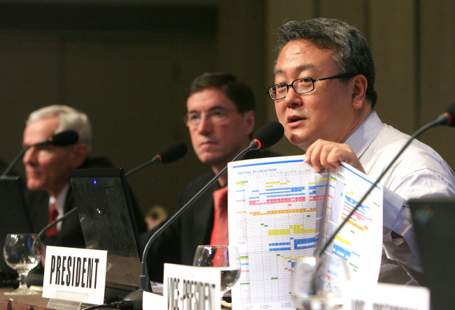 Lee Chae-sub (right) from South Korea is one of the three candidates competing for the post of director of the Telecommunication Standardization Bureau.   Yonhap