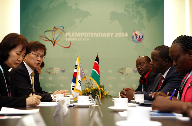 Future Planning Minister Choi Yang-hee sits with his Kenyan counterpart at a bilateral meeting at the 19th ITU conference in Busan.   Yonhap