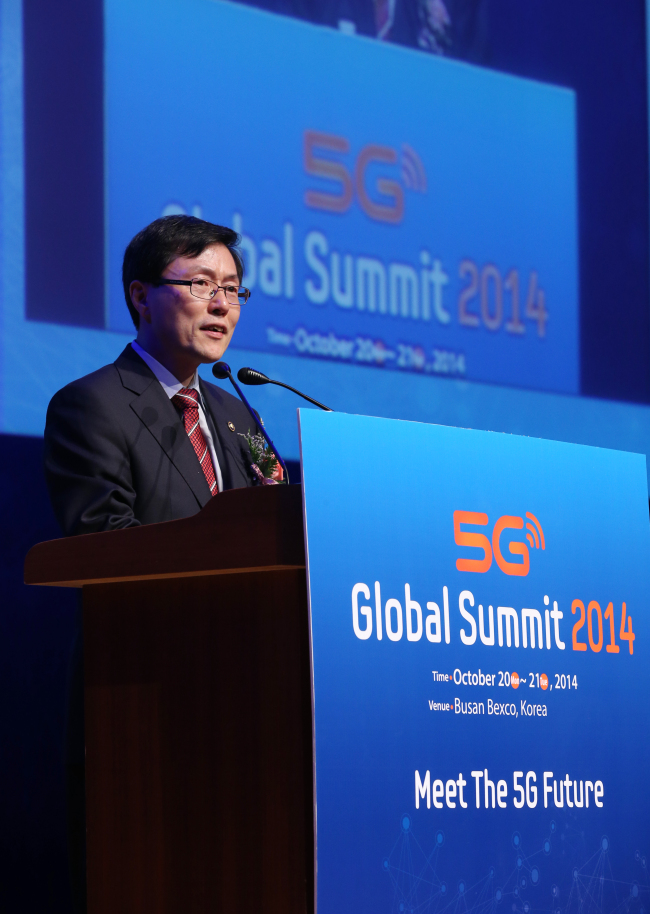 Yoon Jong-rok, vice chief of Korea’s Ministry of Science, ICT and Future Planning, delivers a speech at the 5G Global Summit, a sideline event at the ITU Plenipotentiary Conference.   Yonhap