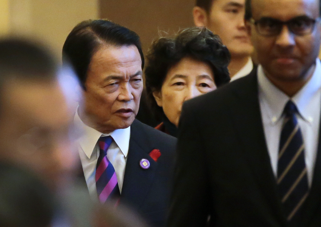 <YONHAP PHOTO-0929> Japan's Deputy Prime Minister and Finance Minister Taro Aso, second left, and other delegates arrive for the opening ceremony of the Asia-Pacific Economic Cooperation (APEC) finance ministers meeting held at the Diaoyutai State Guesthouse in Beijing, Wednesday, Oct. 22, 2014. (AP Photo/Andy Wong)/2014-10-22 12:53:16/ <저작권자 ⓒ 1980-2014 ㈜연합뉴스. 무단 전재 재배포 금지.>
Japan’s Deputy Prime Minister and Finance Minister Taro Aso and other delegates arrive for the opening ceremony of the Asia-Pacific Economic Cooperation finance ministers’ meeting in Beijing on Wednesday.   AP-Yonhap