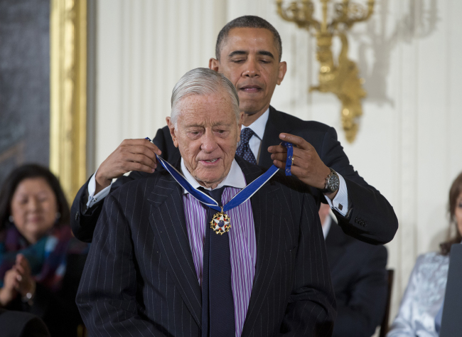President Barack Obama awards former Washington Post executive editor Ben Bradlee with the Presidential Medal of Freedom during a ceremony in Washington on Nov. 20. (AP-Yonhap)