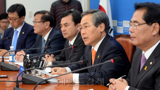 23일 오전 서울 여의도 국회에서 열린 새정치민주연합 정책조정회의에서 우균근 원내대표가 모두발언을 하고 있다./안훈 기자 rosedale@ 2014.10.23
23일 오전 서울 여의도 국회에서 열린 새정치민주연합 정책조정회의에서 우균근 원내대표가 모두발언을 하고 있다./안훈 기자 rosedale@ 2014.10.23