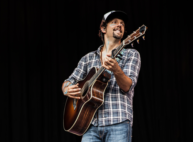 American folk-pop singer Jason Mraz. 9 Entertainment