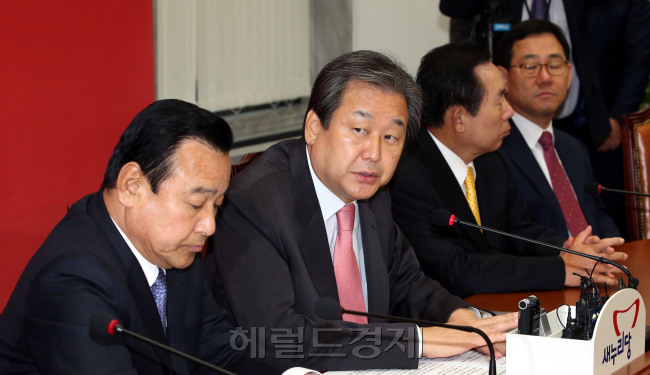 23일 오전 서울 여의도 국회에서 열린 새누리당 최고위원회의에서 김무성 대표가 모두발언을 하고 있다./ 안훈 기자 rosedale@ 2014.10.23
23일 오전 서울 여의도 국회에서 열린 새누리당 최고위원회의에서 김무성 대표가 모두발언을 하고 있다./ 안훈 기자 rosedale@ 2014.10.23
23일 오전 서울 여의도 국회에서 열린 새누리당 최고위원회의에서 김무성 대표가 모두발언을 하고 있다./ 안훈 기자 rosedale@ 2014.10.23