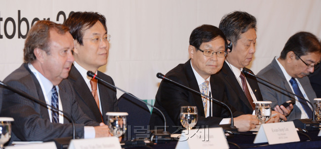 23일 오전 서울 소동동 롯데호텔에서 열린 세계자동차산업연합회(OICA) 라운드테이블 이 열려 세계자동차 시장 동향 및 전망에 관해 토론을 하고 있다. 박현구 기자phko@heraldcorp,com
23일 오전 서울 소동동 롯데호텔에서 열린 세계자동차산업연합회(OICA) 라운드테이블 이 열려 세계자동차 시장 동향 및 전망에 관해 토론을 하고 있다. 박현구 기자phko@heraldcorp,com
