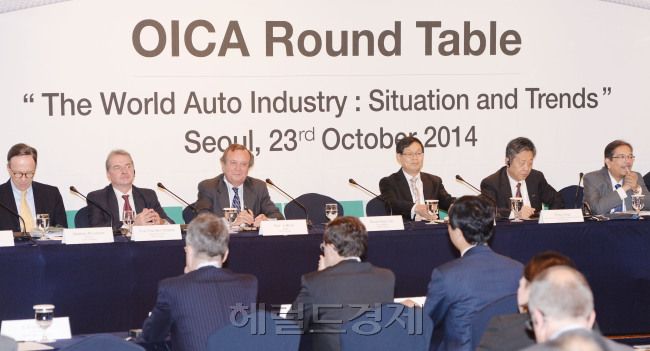 23일 오전 서울 소동동 롯데호텔에서 열린 세계자동차산업연합회(OICA) 라운드테이블 이 열려 세계자동차 시장 동향 및 전망에 관해 토론을 하고 있다. 박현구 기자phko@heraldcorp,com