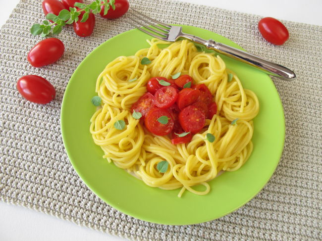 Gluten-free corn pasta with tomatoes.   123RF