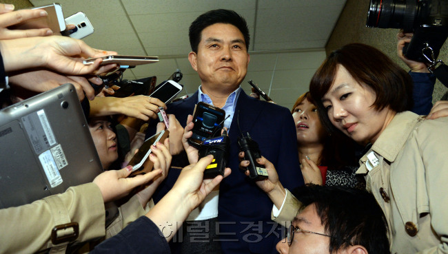 23일 오전 서울 여의도 국회에서 열린 새누리당 최고위원회의를 마친 김태호 의원이 기자들의 질문을 받으며 회의실을 나서고 있다./ 안훈 기자 rosedale@ 2014.10.23
23일 오전 서울 여의도 국회에서 열린 새누리당 최고위원회의를 마친 김태호 의원이 기자들의 질문을 받으며 회의실을 나서고 있다./ 안훈 기자 rosedale@ 2014.10.23
