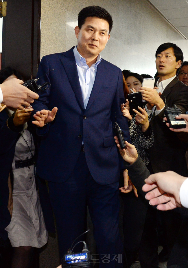 23일 오전 서울 여의도 국회에서 열린 새누리당 최고위원회의를 마친 김태호 의원이 기자들의 질문을 받으며 회의실을 나서고 있다./ 안훈 기자 rosedale@ 2014.10.23
23일 오전 서울 여의도 국회에서 열린 새누리당 최고위원회의를 마친 김태호 의원이 기자들의 질문을 받으며 회의실을 나서고 있다./ 안훈 기자 rosedale@ 2014.10.23