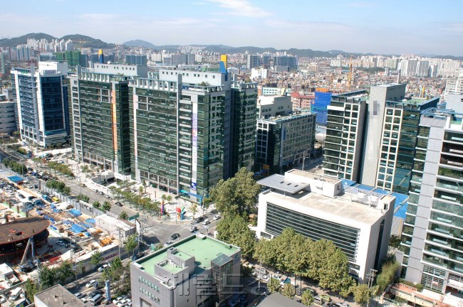 부동산 경기회복으로 아파트형 공장에 대한 투자자의 관심이 살아나고 있는 가운데 최근 열린 아파트형 공장 경매에서 응찰자들이 대거 몰리고 낙찰가율도 덩달아 고공행진하는 등 인기 상한가를 치고 있다. [헤럴드경제DB]