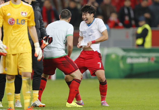 Leverkusen’s Son Heung-min celebrates after the team won 2-0 against Zenit on Wednesday.   AP-Yonhap