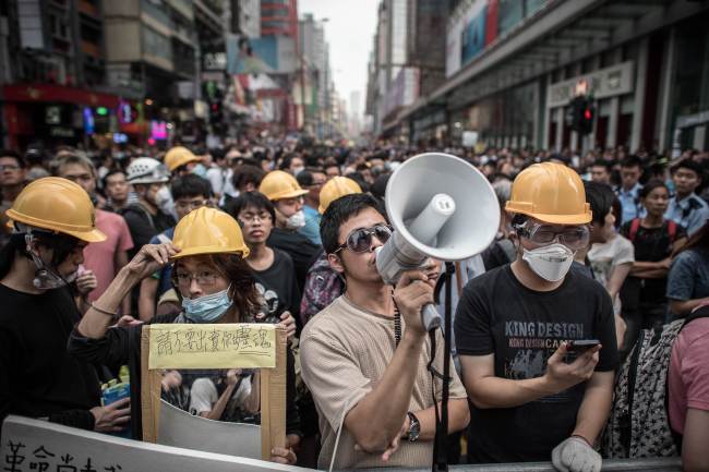 <YONHAP PHOTO-2337> TOPSHOTS..Pro-democracy demonstrators guard a barricade in the Mongkok district of Hong Kong on October 22, 2014. Hong Kong student leaders said on October 22 they may shun further talks with the government, accusing it of failing to make any meaningful offers to end weeks of mass pro-democracy rallies and roadblocks. AFP PHOTO / Philippe Lopez../2014-10-22 23:58:49/ <저작권자 ⓒ 1980-2014 ㈜연합뉴스. 무단 전재 재배포 금지.>
Pro-democracy demonstrators guard a barricade in the Mong Kok district of Hong Kong on Wednesday.   AFP-Yonhap