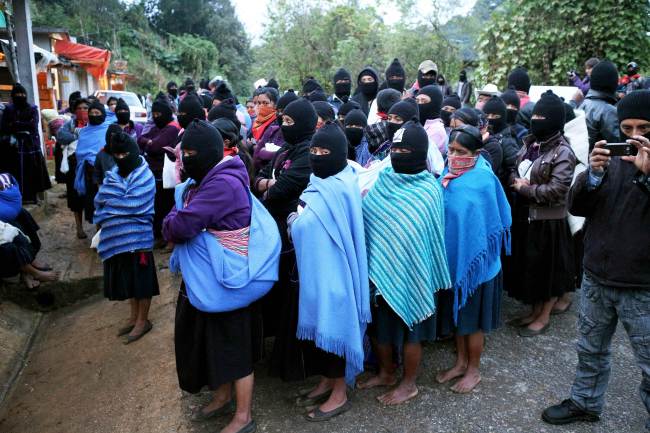 Zapatista Army of National Liberation members participate in a protest in Oventic, Chiapas state, Mexico, Wednesday, to demand the return of 43 missing students.   AFP-Yonhap