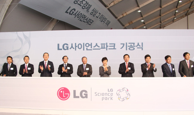President Park Geun-hye (fifth from left), Koo Bon-moo, chairman of LG Group (fourth from left), Seoul Mayor Park Won-soon (third from left), and other lawmakers and government officials participate in the groundbreaking ceremony for the LG Science Park in Magok, western Seoul.   LG Group
