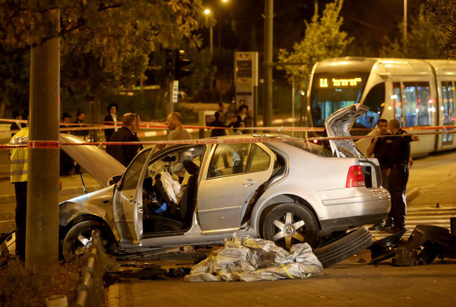 Israeli police stand at the scene of a terror attack where a Palestinian drove his car into a crowd of people waiting for the light rail on Ammunition Hill in Jerusalem, Israel, Wednesday.   UPI-Yonhap