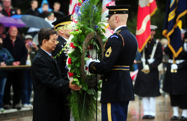 Seoul’s Defense Minister Han Min-koo visits Arlington National Cemetery near Washington during his visit to the U.S. for the annual South Korea-U.S. Security Consultative Meeting on Wednesday.   Ministry of National Defense