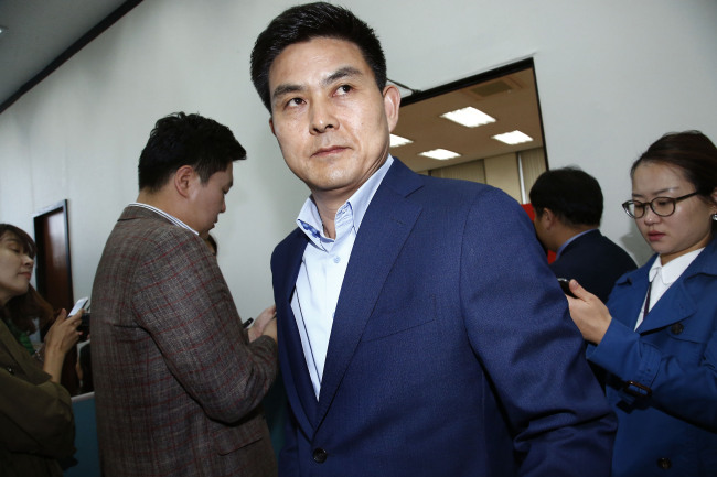 Rep. Kim Tae-ho leaves the Saenuri Party conference room at the National Assembly after announcing his resignation from the supreme council on Thursday.   Yonhap