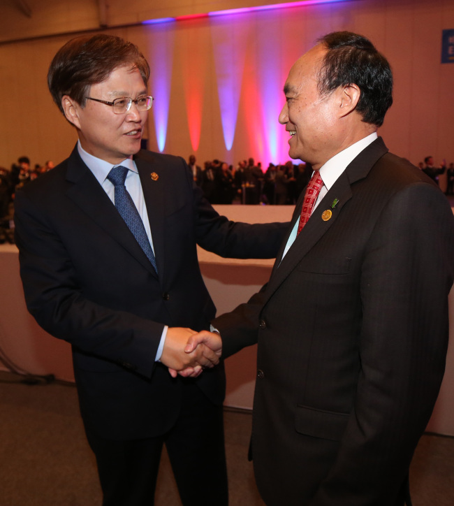 Korea’s ICT Minister Choi Yang-hee (left) congratulates the newly-elected ITU Secretary-General Houlin Zhao at the ITU conference in Busan, Thursday.   Yonhap