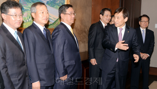 이주열 한국은행 총재(왼쪽 다섯번째)가 24일 오전 서울 중구 한국은행에서 열린 대기업 CEO 간담회에 참석해 기념촬영을 하고 있다.  박광식 현대자동차 부사장, 이영훈 포스코 부사장, 이웅범 LG이노텍 사장, 방한홍 한화케미칼 사장, 이주열 한국은행 총재, 이상운 효성 부회장, 김신 삼성물산 사장, 지창훈 대한항공 사장이 참석했다. 박현구 기자 phko@heraldcorp.com  2014.10.24.