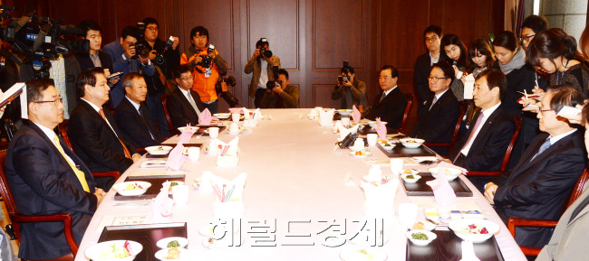 이주열 한국은행 총재가 24일 오전 서울 중구 한국은행에서 열린 대기업 CEO 간담회에 참석해 모두발언을 하고 있다.박현구 기자 phko@heraldcorp.com  2014.10.24.
이주열 한국은행 총재가 24일 오전 서울 중구 한국은행에서 열린 대기업 CEO 간담회에 참석해 모두발언을 하고 있다.박현구 기자 phko@heraldcorp.com  2014.10.24.