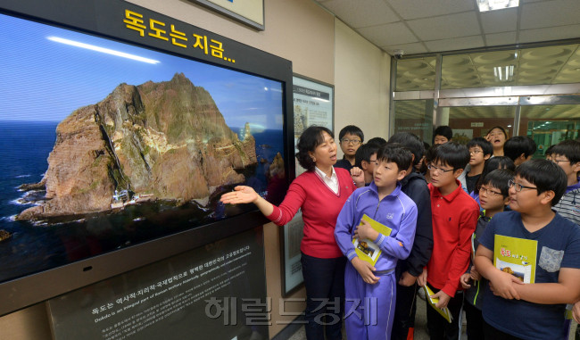 독도의 날(10월25일)을 앞두고 24일 오전 서울 마포구 소의초등학교에서 학생들이 독도특별수업을 받고 있다. <br />김명섭 기자 msiron@heraldcorp.com
독도의 날(10월25일)을 앞두고 24일 오전 서울 마포구 소의초등학교에서 학생들이 독도특별수업을 받고 있다.
김명섭 기자 msiron@heraldcorp.com