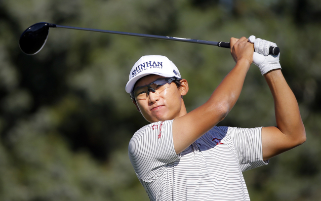 Korea’s Kim Whee watches his shot down the 18th fairway at the McGladrey Classic on Thursday.   AP-Yonhap
