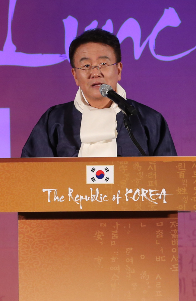 New ITU-T director Lee Chae-sub delivers a speech at the ITU Plenipotentiary Conference Thursday in Busan.   Yonhap
