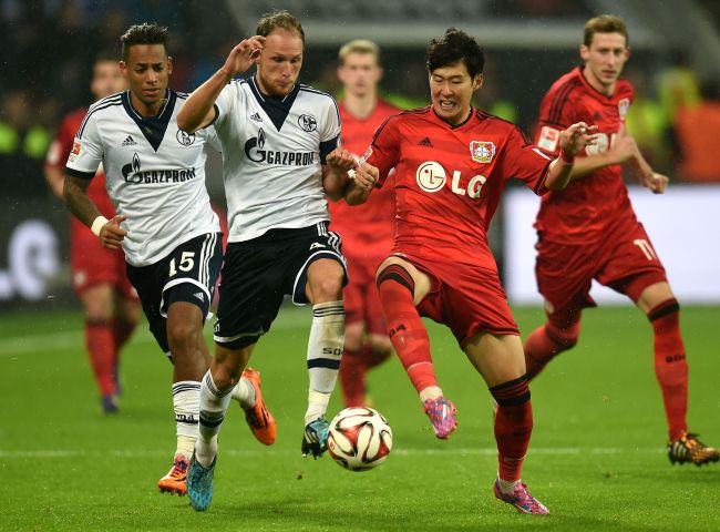 <YONHAP PHOTO-0092> Leverkusen's South Korean striker Heung Min Son (R) and Schalke's defender Benedikt Hoewedes vie for the ball during the German First division Bundesliga football match Bayer 04 Leverkusen v FC Schalke 04 on October 25, 2014 in Leverkusen, Germany. AFP PHOTO / PATRIK STOLLARZ....DFL RULES TO LIMIT THE ONLINE USAGE DURING MATCH TIME TO 15 PICTURES PER MATCH. IMAGE SEQUENCES TO SIMULATE VIDEO IS NOT ALLOWED AT ANY TIME. FOR FURTHER QUERIES PLEASE CONTACT DFL DIRECTLY AT + 49 69 650050.../2014-10-26 06:58:59/ <저작권자 ⓒ 1980-2014 ㈜연합뉴스. 무단 전재 재배포 금지.>
Leverkusen’s Son Heung-min (right) and Schalke’s Benedikt Hoewedes vie for the ball on Saturday.   AFP-Yonhap