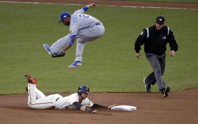 The San Francisco Giants’ Gregor Blanco steals second base in the first inning on Saturday.   AP-Yonhap