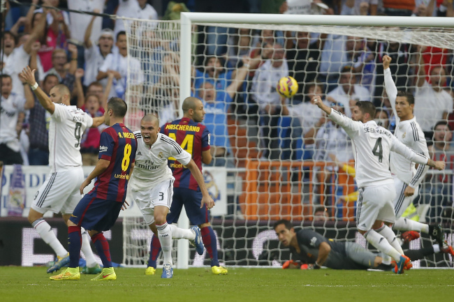 Real Madrid’s Pepe (third from left) celebrates his goal against Barcelona on Saturday.   AP-Yonhap