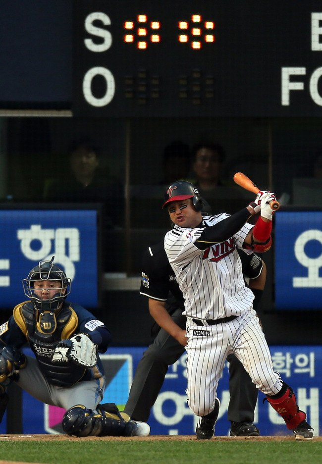 <YONHAP PHOTO-0957> 최경철, '우리가 이긴다' (서울=연합뉴스) 한종찬 기자 = 25일 오후 서울 잠실야구장에서 열린 프로야구 준플레이오프 4차전 NC 다이노스 대 LG 트윈스의 경기. 7회말 무사 2,3루에서 LG 최경철이 2타점 적시타를 치고 있다. 2014.10.25 saba@yna.co.kr/2014-10-25 17:30:55/ <저작권자 ⓒ 1980-2014 ㈜연합뉴스. 무단 전재 재배포 금지.>
LG catcher Choi Gyeong-cheol was named MVP of the first round.   Yonhap