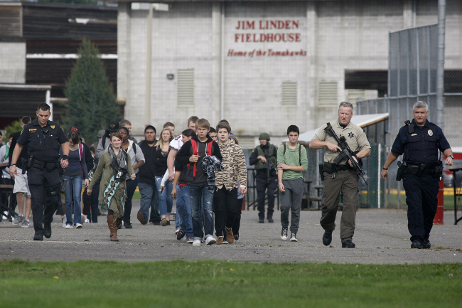 Students are evacuated from Marysville-Pilchuck High School by law enforcement following a shooting that occurred at the school in Marysville, Washington, Friday.   AP-Yonhap