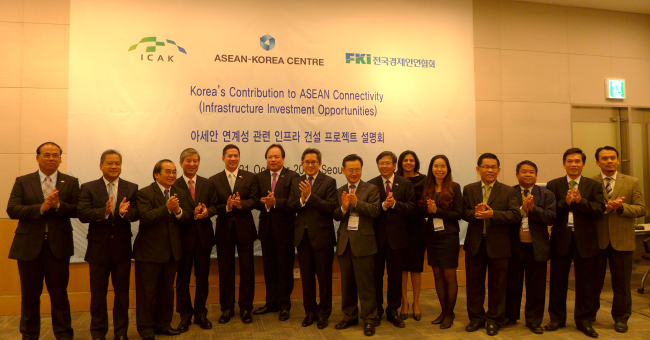 Delegates from ASEAN applaud at a forum held by the Korea-ASEAN Center at the Federation of Korean Industries’ convention center on Tuesday.   Joel Lee/The Korea Herald
Delegates from ASEAN applaud at a forum held by the Korea-ASEAN Center at the Federation of Korean Industries’ convention center on Tuesday.   Joel Lee/The Korea Herald