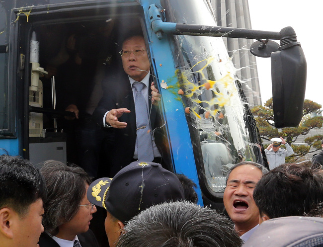 Members of liberal civic groups pelt members of a conservative group with eggs as they try to block an anti-Pyongyang leaflet-distribution campaign in Imjingak in Paju, Gyeonggi Province, near the Demilitarized Zone on Saturday.