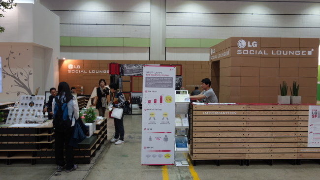 LG Electronics introduces environmentally friendly products in partnership with social enterprises at the 2014 Eco-Expo Korea in Seoul.   LG Electronics