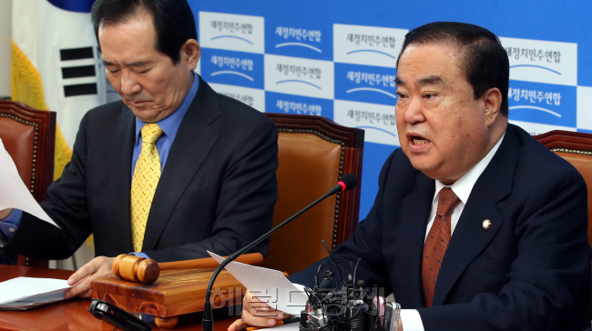 27일 오전 서울 여의도 국회에서 열린 새정치민주연합 비상대책위원회의에서 문희상 위원장이 모두발언을 하고 있다./ 안훈 기자 rosedale@ 2014.10.27
27일 오전 서울 여의도 국회에서 열린 새정치민주연합 비상대책위원회의에서 문희상 위원장이 모두발언을 하고 있다./ 안훈 기자 rosedale@ 2014.10.27