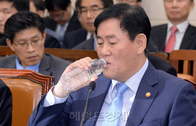 27일 서울 여의도 국회_국정감사_기재위.... 최경환 경제 부총리 겸 기획재정부 장관 출석./안훈 기자 rosedale@ rosedale@ 2014.10.27
27일 서울 여의도 국회_국정감사_기재위.... 최경환 경제 부총리 겸 기획재정부 장관 출석./안훈 기자 rosedale@ rosedale@ 2014.10.27
최경환 경제 부총리 겸 기획재정부 장관이 27일 오전 국회 기획재정위원회의 기획재정부 국정감사장에 참석해 물을 마시고 있다. 새정치민주연합 의원들은 이날 최 부총리를 상대로 ‘부채주도형’ 경제성장 기조에 대해 비판했다.  안훈 기자 rosedale@