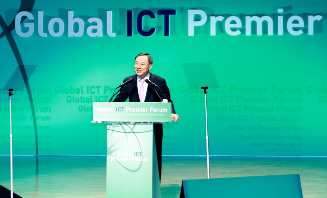 KT CEO Hwang Chang-gyu delivers a keynote speech on the importance of developing a start-up nation at the Global ICT Premier Forum in Busan on Monday.    KT