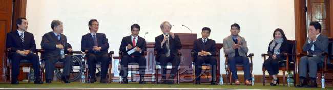 부자학 토론회<br />김명섭 기자 msiron@heraldcorp.com
부자학 토론회
김명섭 기자 msiron@heraldcorp.com
