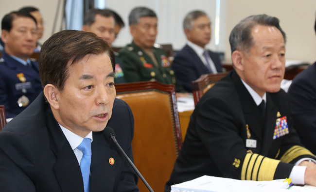 Defense Minister Han Min-koo (left) attends a parliamentary audit session on Monday .(Yonhap)