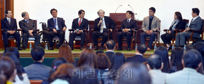 부자학 토론회<br />김명섭 기자 msiron@heraldcorp.com
부자학 토론회
김명섭 기자 msiron@heraldcorp.com