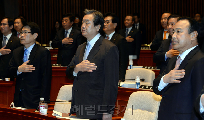 28일 오전 서울 여의도 국회 예결위 회의장에서 새누리당 의원총회가 열리는 가운데 참석자들이 국민의례를 하고 있다./ 안훈 기자 rosedale@ 2014.10.28
28일 오전 서울 여의도 국회 예결위 회의장에서 새누리당 의원총회가 열리는 가운데 참석자들이 국민의례를 하고 있다./ 안훈 기자 rosedale@ 2014.10.28