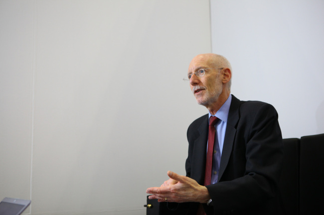 Robert Pepper, vice president of Cisco’s global technology policy team, speaks during a media interview in Busan on Monday.   Cisco