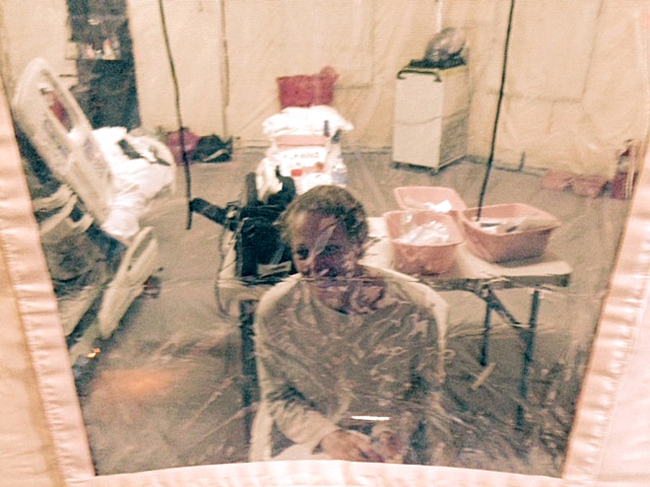 This Sunday photo provided by attorney Steven Hyman shows nurse Kaci Hickox in an isolation tent at University Hospital in Newark, New Jersey, where she was quarantined after flying into Newark Liberty International Airport following her work in West Africa caring for Ebola patients.   AP-Yonhap