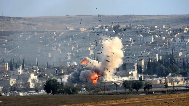 An explosion after a U.S.-led coalition air strike on Kobane, Syria, is seen from the Turkish side of the border, near Suruc district, Sanliurfa, Turkey, Monday.   EPA-Yonhap