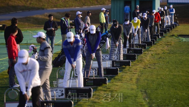 올시즌 마지막 KPGA 대회인 '헤럴드 KYJ 투어챔피언십'이 29일 오전 제주 서귀포시 롯데스카이힐 골프장 힐ㆍ오션 코스(파72ㆍ7228야드)에서 열린 가운데 1라운드 경기 시작 전 참가선수들이 드라이빙 레인지에서 몸을 풀고있다. [제주=박해묵 기자/mook@heraldcorp.com]
올시즌 마지막 KPGA 대회인 '헤럴드 KYJ 투어챔피언십'이 29일 오전 제주 서귀포시 롯데스카이힐 골프장 힐ㆍ오션 코스(파72ㆍ7228야드)에서 열린 가운데 1라운드 경기 시작 전 참가선수들이 드라이빙 레인지에서 몸을 풀고있다. [제주=박해묵 기자/mook@heraldcorp.com]