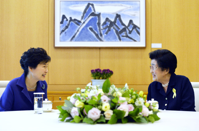 President Park Geun-hye meets Lee Hee-ho, widow of late President Kim Dae-jung, at Cheong Wa Dae on Tuesday.   Yonhap