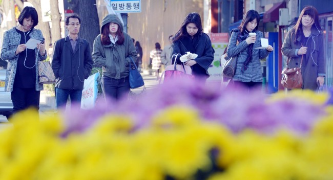 올 가을들어 가장 추운 날씨를 보인 28일 오전 서울 광화문 네거리에서 시민들이 몸을 잔뜩 움츠린 채 출근하고 있다.<br />김명섭 기자 msiron@heraldcorp.com
올 가을들어 가장 추운 날씨를 보인 28일 오전 서울 광화문 네거리에서 시민들이 몸을 잔뜩 움츠린 채 출근하고 있다.
김명섭 기자 msiron@heraldcorp.com