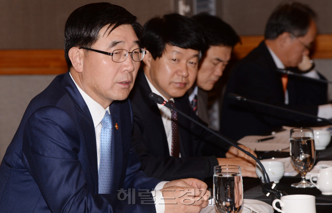 이기권 고용노동부 장관(왼쪽 첫번째)이 29일 오전 서울 반포 메리어트호텔에서 조선 철강산업 CEO 정책 간담회를 갖고 있다. 박현구 기자phko@heraldcorp.com
이기권 고용노동부 장관(왼쪽 첫번째)이 29일 오전 서울 반포 메리어트호텔에서 조선 철강산업 CEO 정책 간담회를 갖고 있다. 박현구 기자phko@heraldcorp.com